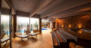 Una piscina techada, sillones reclinables de piscina