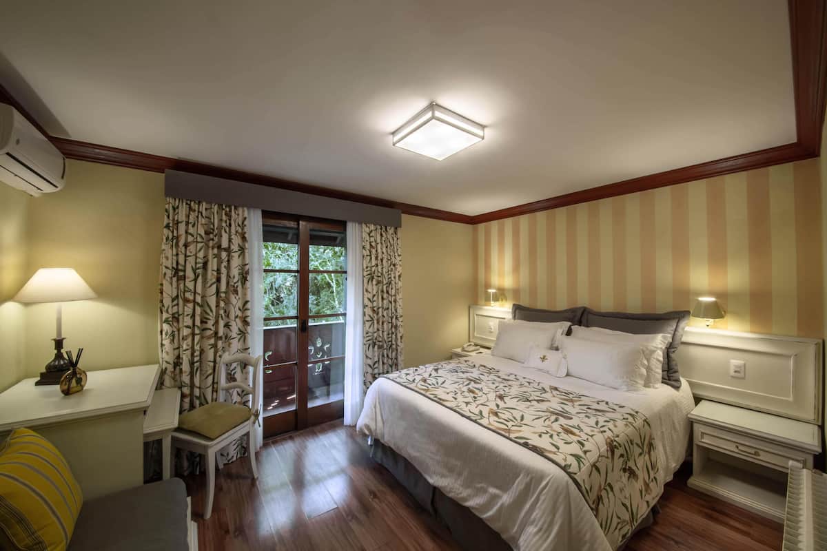 Free minibar, in-room safe, free WiFi, bed sheets