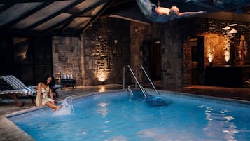 Piscina interna, espreguiçadeiras