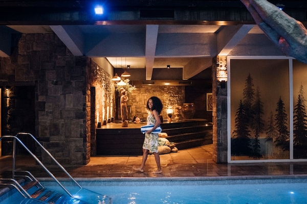 Piscina interna, espreguiçadeiras