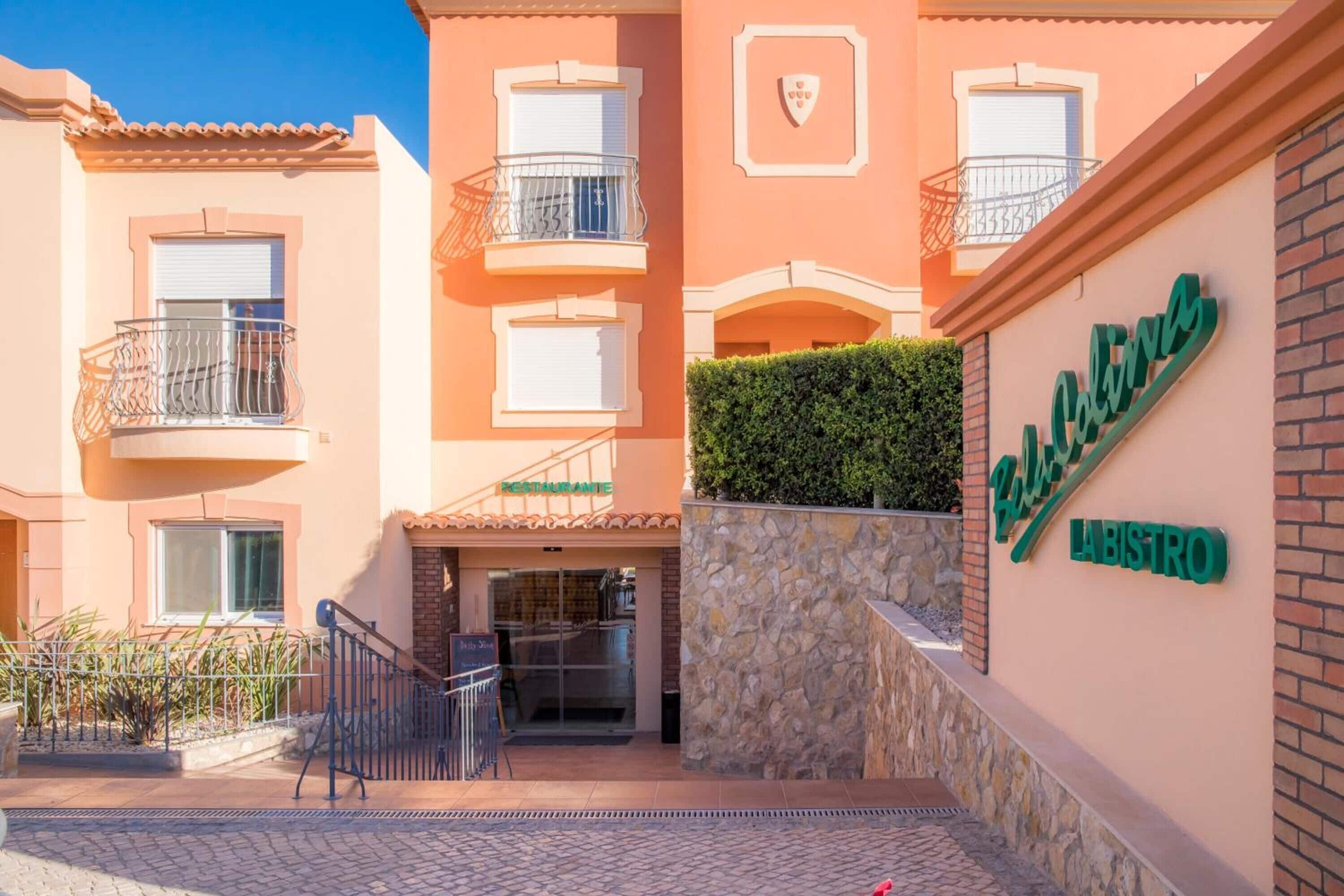 Un immeuble qui abrite un restaurant appelé « Bello Calinos » et un bistrot.