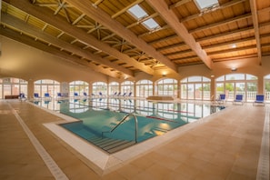 Piscine couverte, piscine extérieure, chaises longues