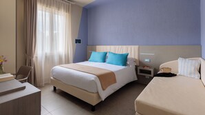 A hotel room with a bed, bedside tables, a desk, and a chair. - Hotel Nina (Bibbona)