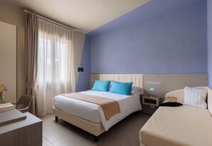 Habitación triple | Sábanas italianas Frette, colchones Select Comfort, minibar