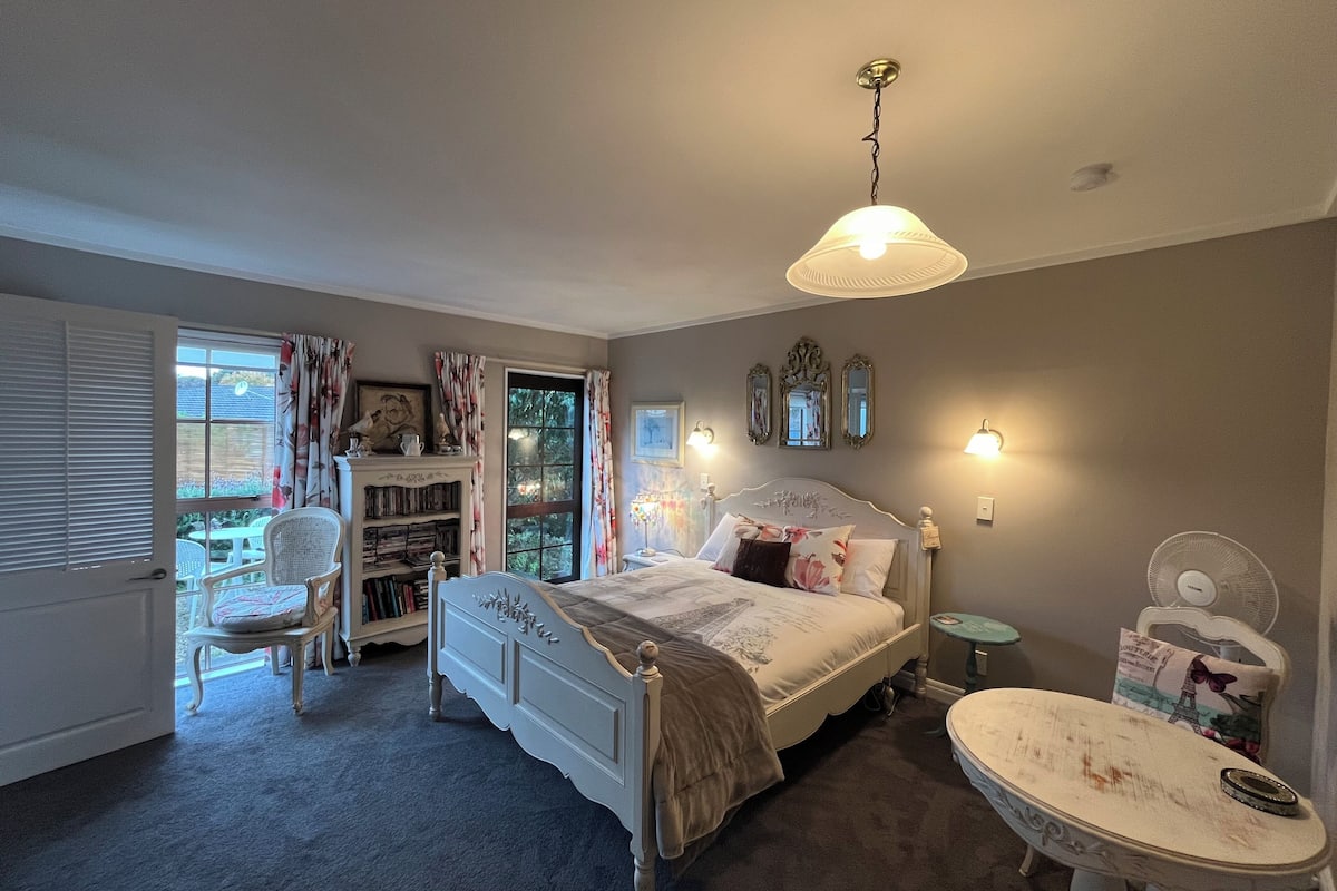Bordeaux Room | 1 phòng ngủ, bàn ủi/dụng cụ ủi quần áo