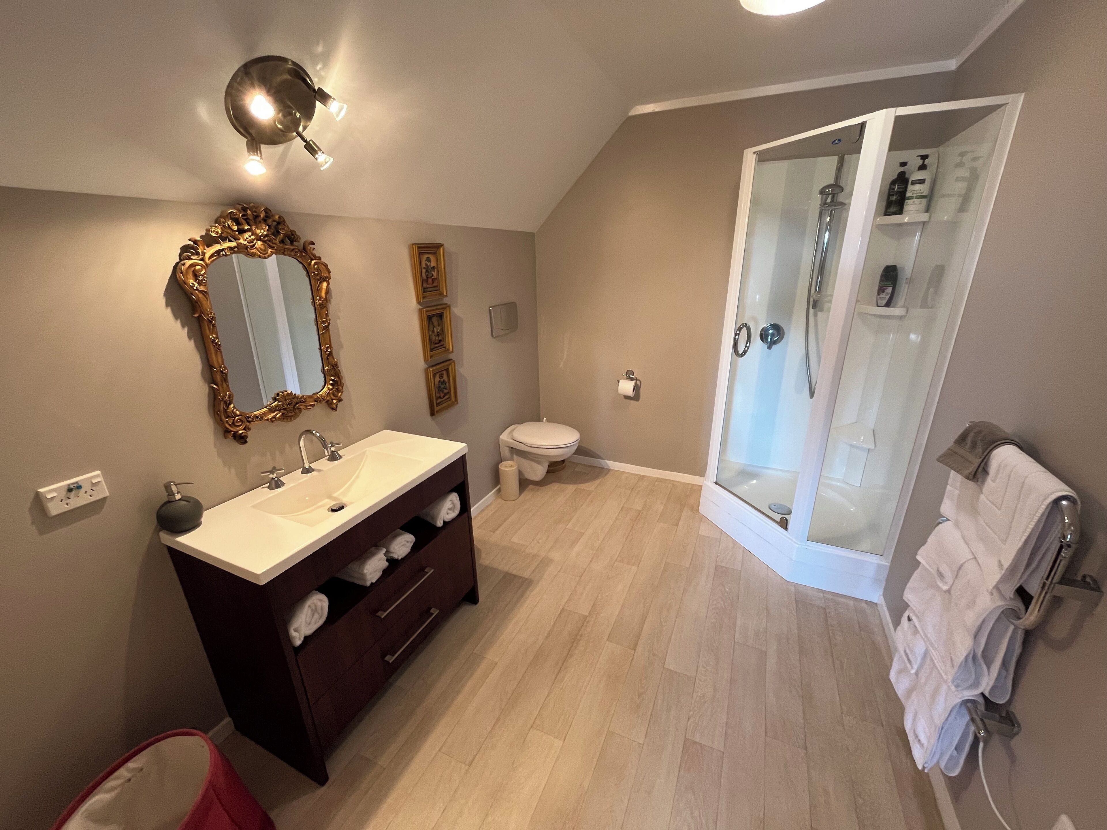 Un bagno moderno con lavabo, servizi igienici e cabina doccia in vetro.