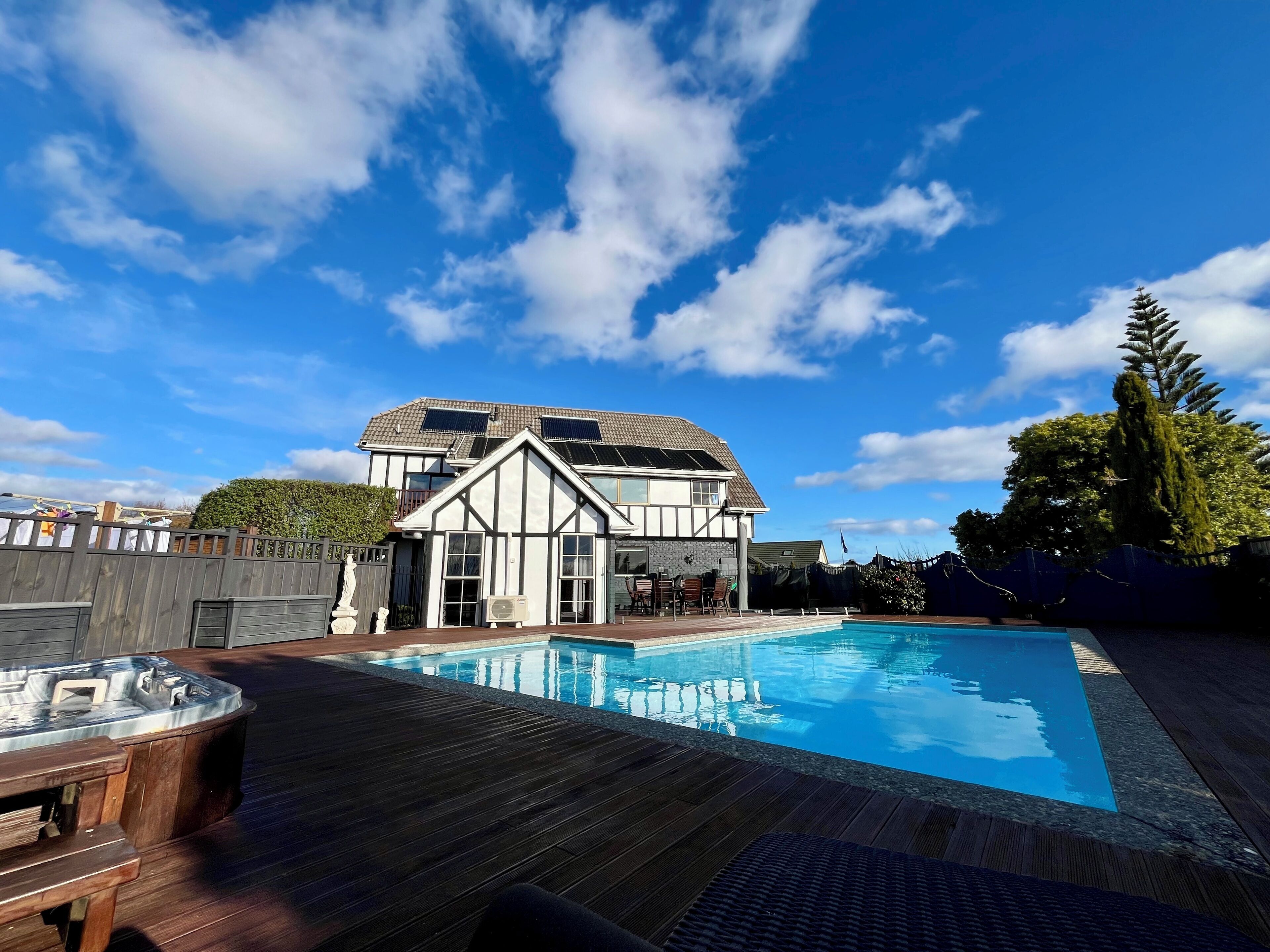 Een buitenzwembad en ligstoelen