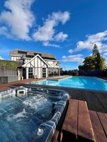 Una piscina al aire libre, tumbonas