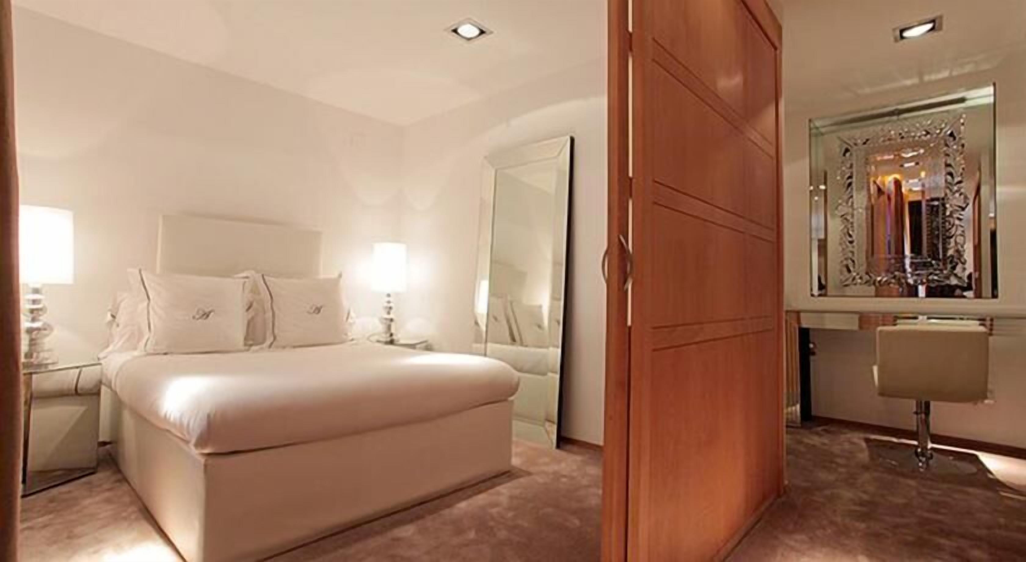 Hypo-allergenic bedding available, minibar, in-room safe, desk