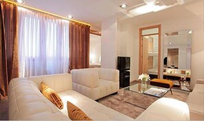 디지털 채널 시청이 가능한 32인치 TV, DVD 플레이어