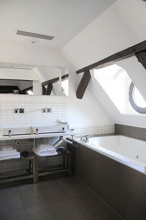 Suite (duplex) | Bathroom | Designer toiletries, bathrobes, slippers, towels - Hôtel Quatorze (Colmar)
