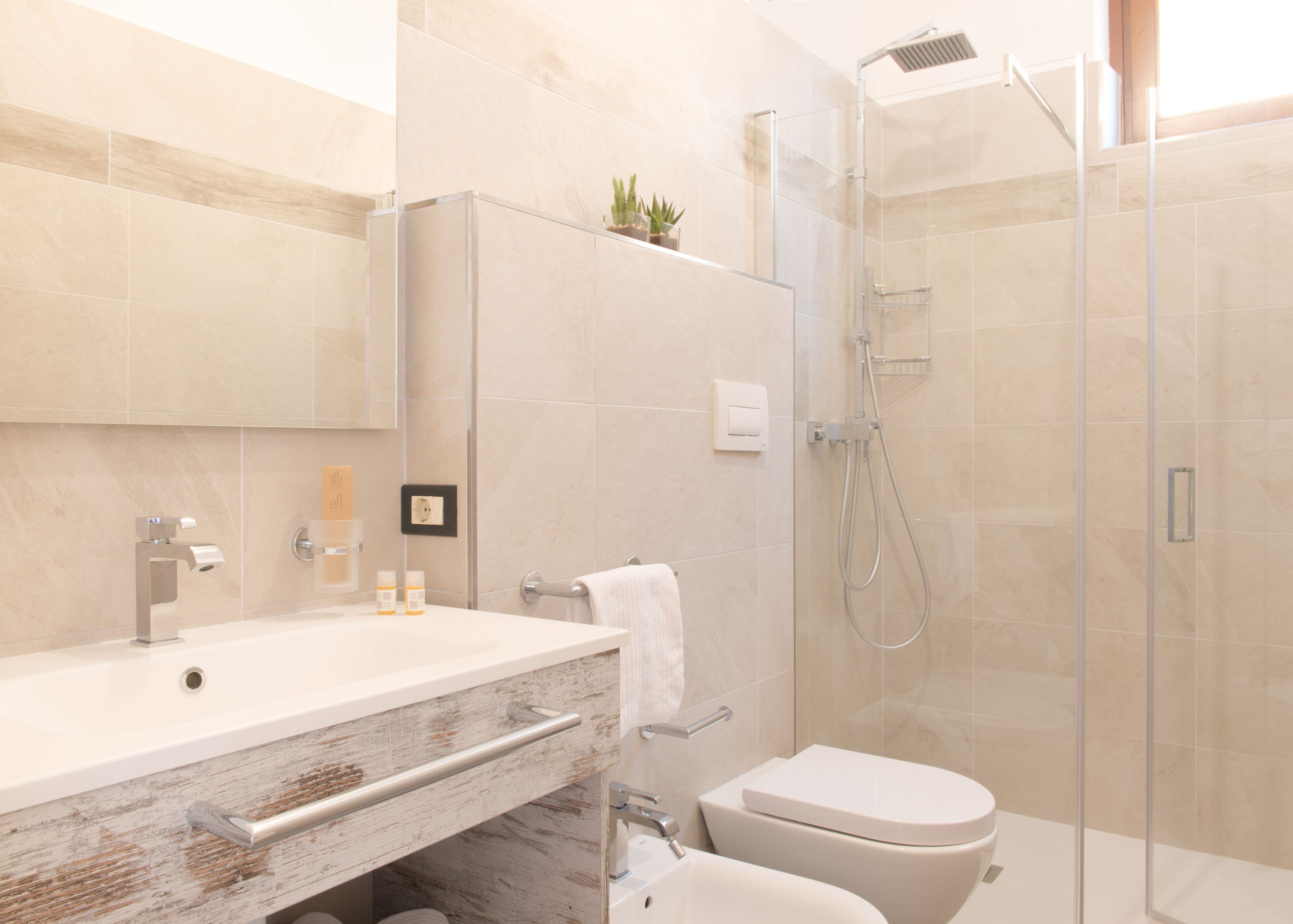 Standard Apartment, 1 Bedroom (2 adults + 1 child) | Bathroom | Shower, hair dryer, bidet, towels