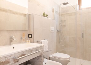 Standaard appartement, 1 slaapkamer (2 adults + 1 child) | Badkamer | Een douche, een haardroger, een bidet, handdoeken