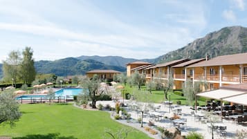 Hồ bơi trong nhà, hồ bơi ngoài trời phục vụ theo mùa