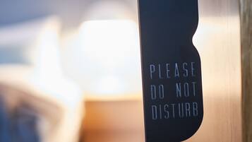 A sign on a door that reads "PLEASE DO NOT DISTURB."