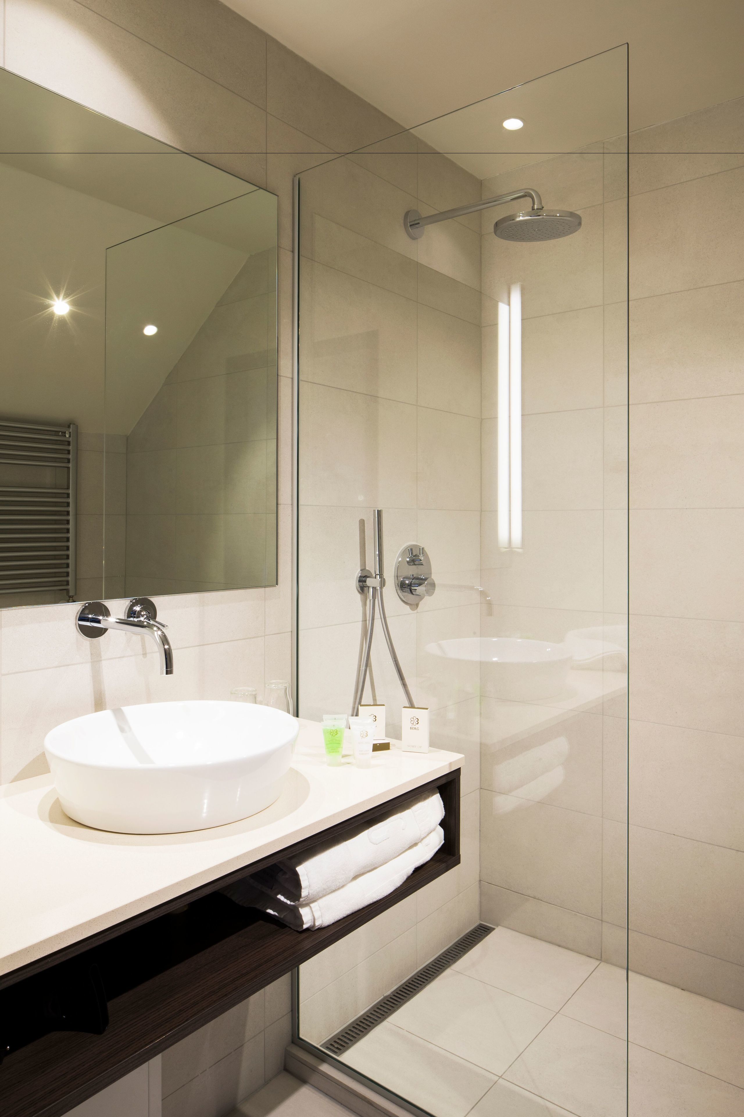 superior double or twin room | bathroom | shower, free toiletries, hair dryer, bathrobes