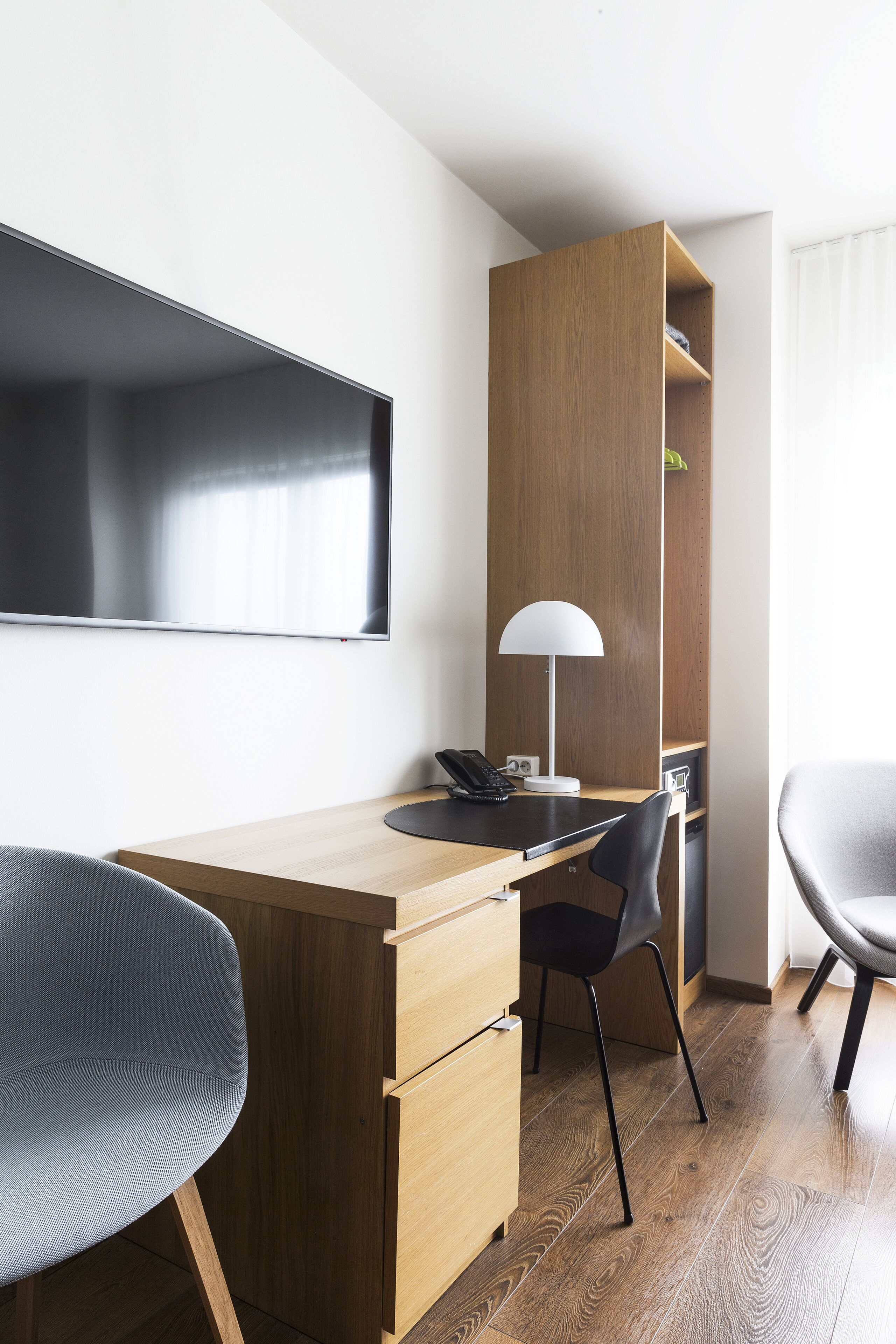 standard double or twin room | hypo-allergenic bedding, desk, laptop workspace, blackout curtains