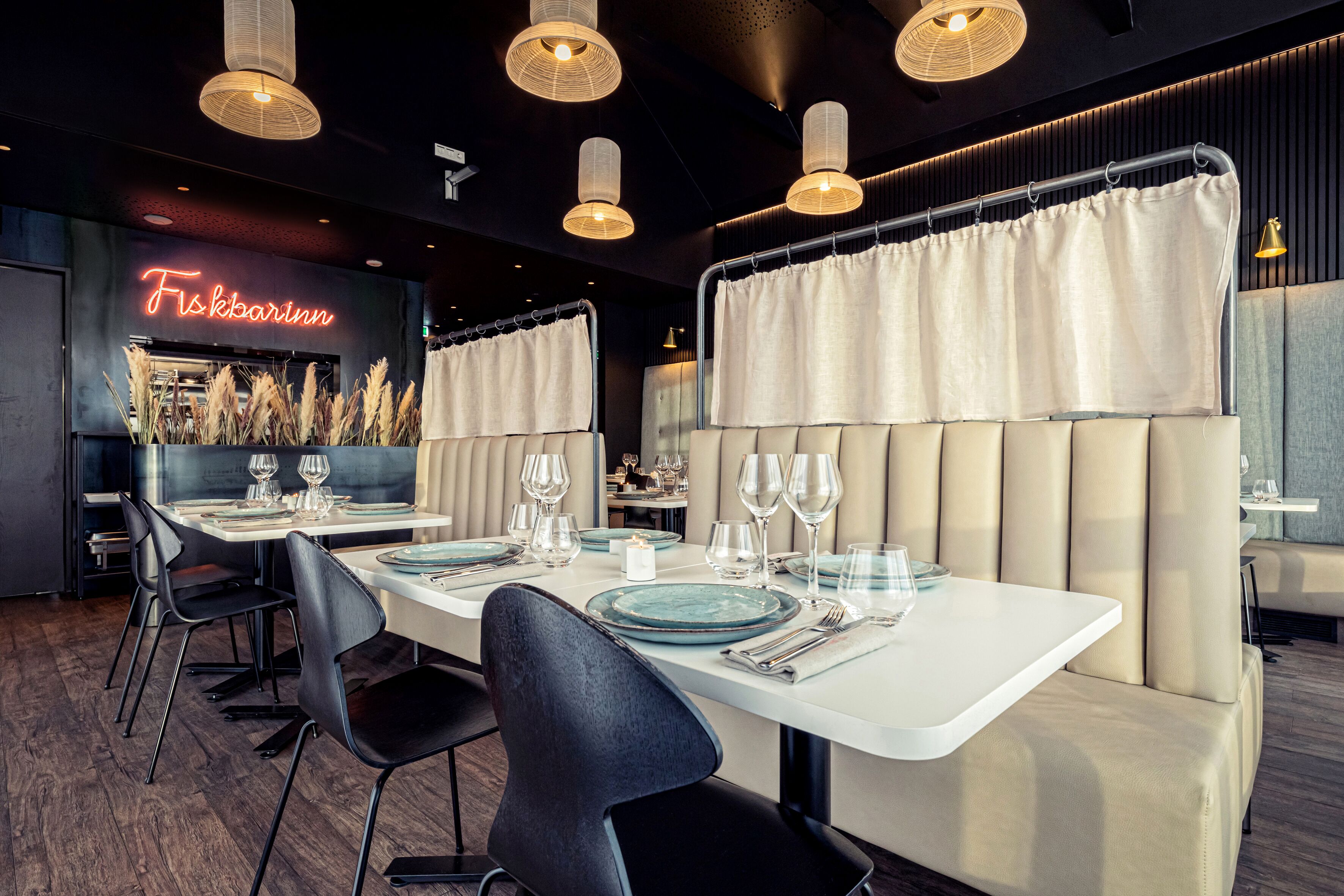 Phục vụ bữa tối, nhìn ra biển 