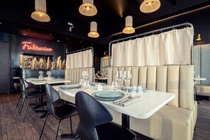 Dîner servi sur place, vue sur la mer