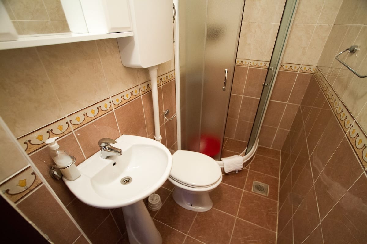 economy studio, garden view, ground floor | bathroom | shower, free toiletries, hair dryer, towels