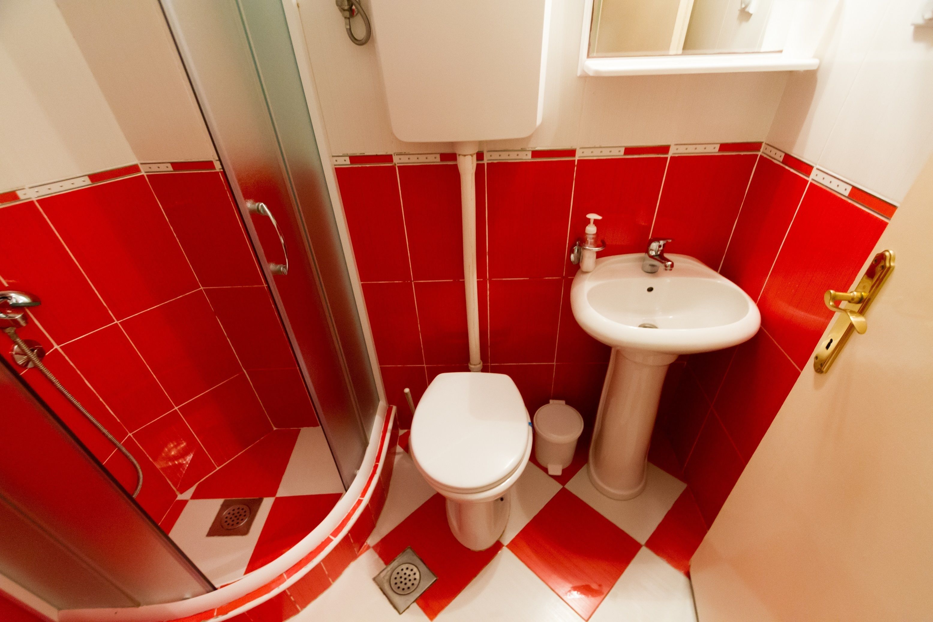 economy studio, garden view, ground floor | bathroom | shower, free toiletries, hair dryer, towels