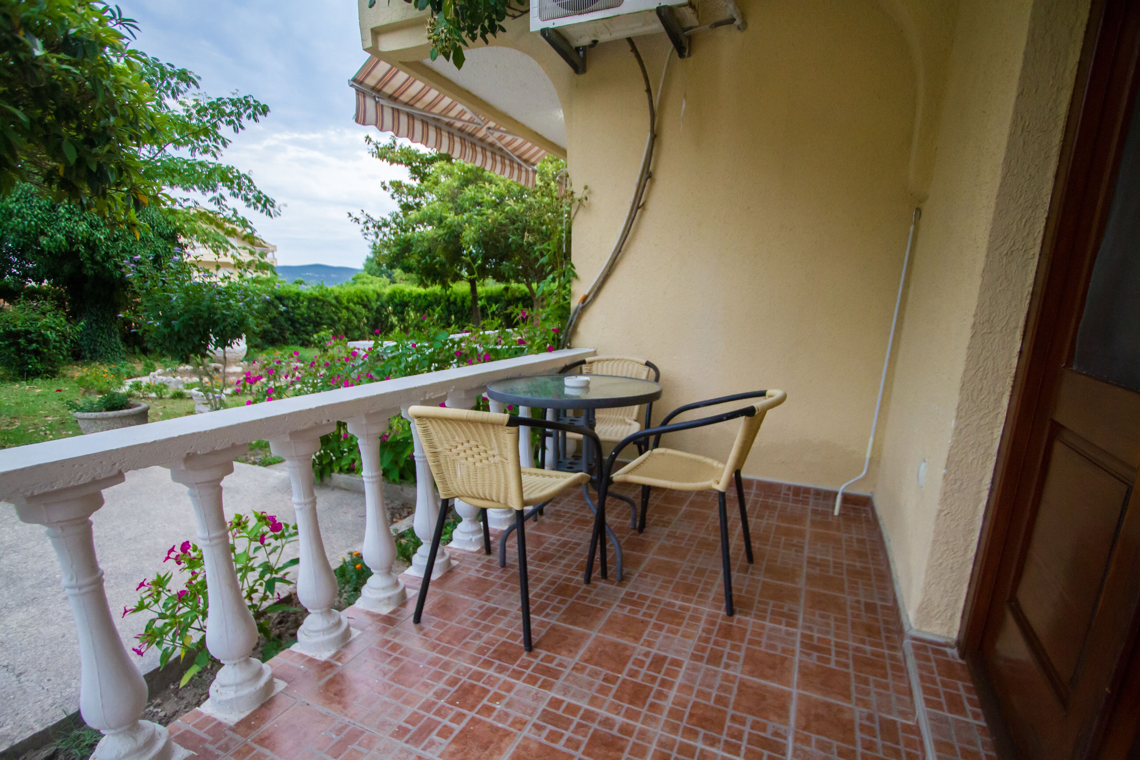 economy studio, garden view, ground floor | balcony