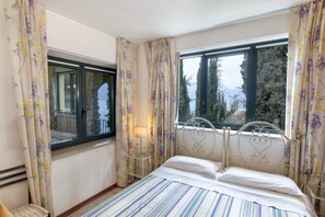 Family Apartment, 1 Double Bed with Sofa bed, Garden View (6 people) | Premium bedding, pillowtop beds, individually furnished, desk - Residence Gardasee Apartments with Lake View (Torri del Benaco)