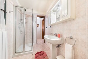 Family Apartment, 1 Double Bed with Sofa bed, Garden View (6 people) | Bathroom | Shower, free toiletries, hair dryer, bidet - Residence Gardasee Apartments with Lake View (Torri del Benaco)