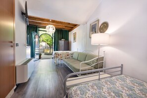 Departamento familiar, 1 cama matrimonial y sofá cama, vista al jardín (6 people) | Ropa de cama de alta calidad, camas con pillow-top y muebles diferentes 