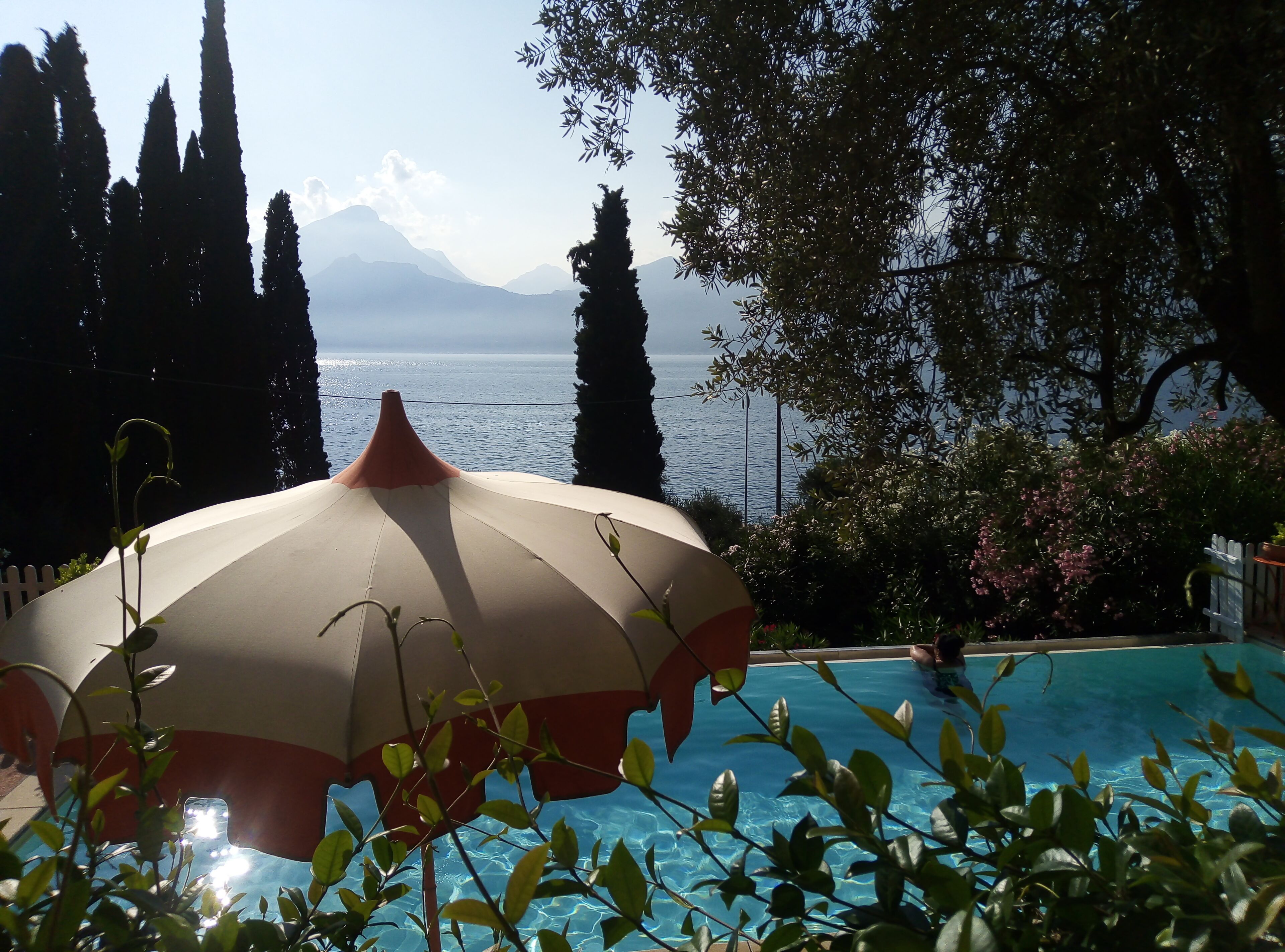 Piscine extérieure (ouverte en saison), parasols de plage