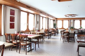 Local and international cuisine - Pension Heino (Saas Grund)