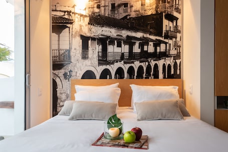 Premium Double Room, 1 King Bed | Hypo-allergenic bedding, in-room safe, soundproofing, iron/ironing board
