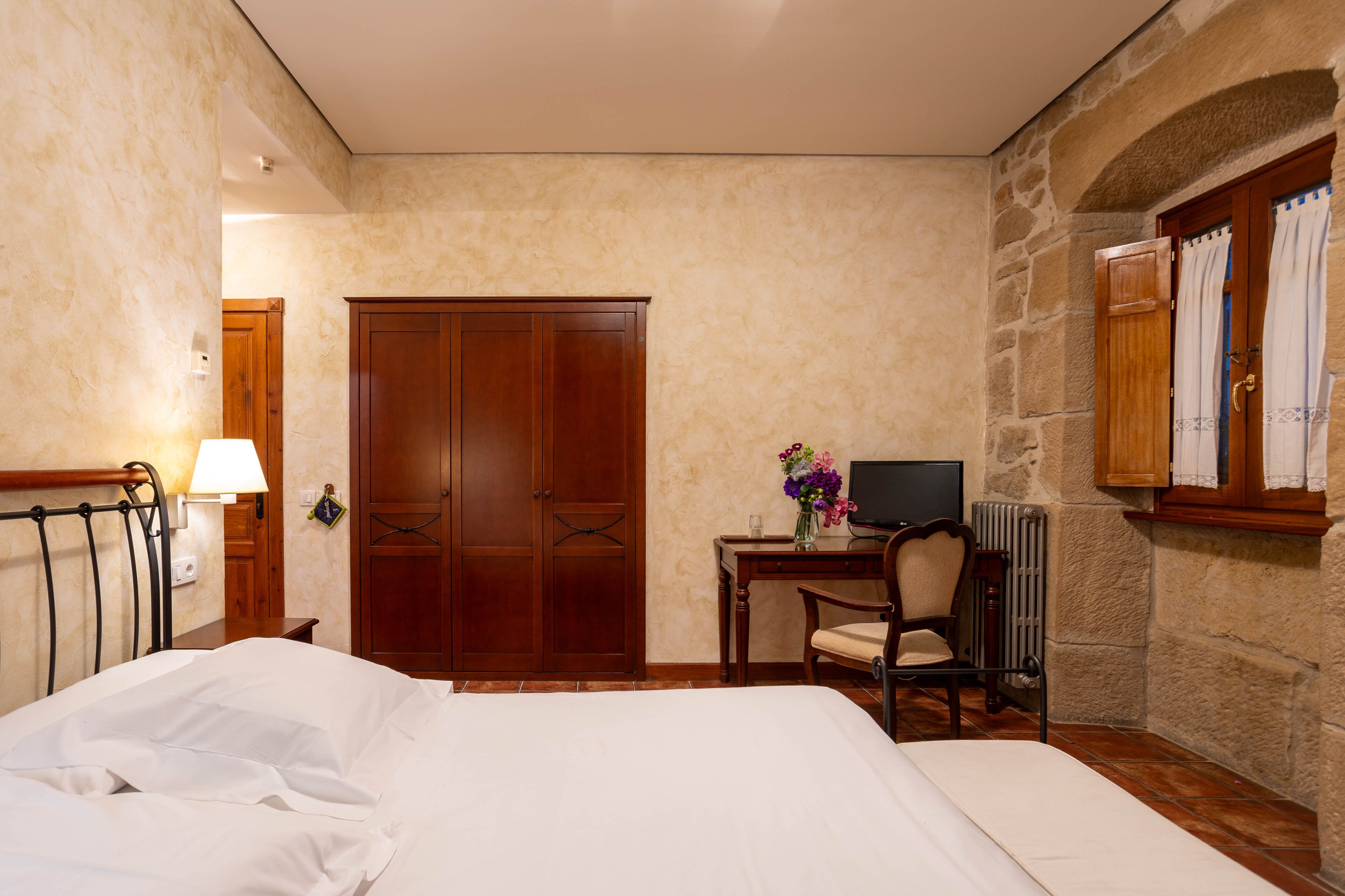 double room | desk, rollaway beds, free wifi, bed sheets