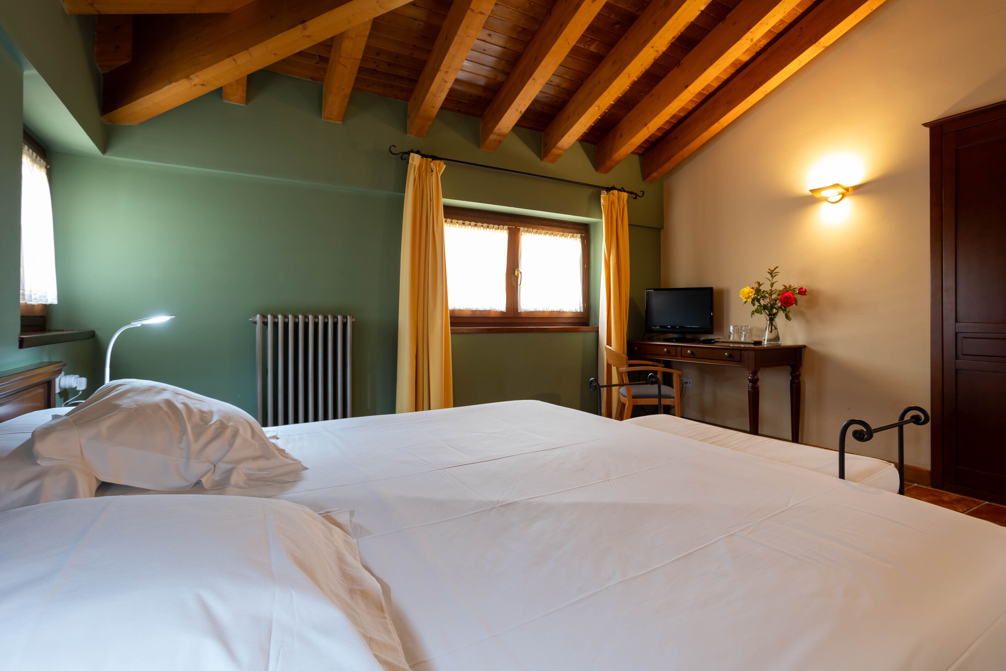 double room | desk, rollaway beds, free wifi, bed sheets