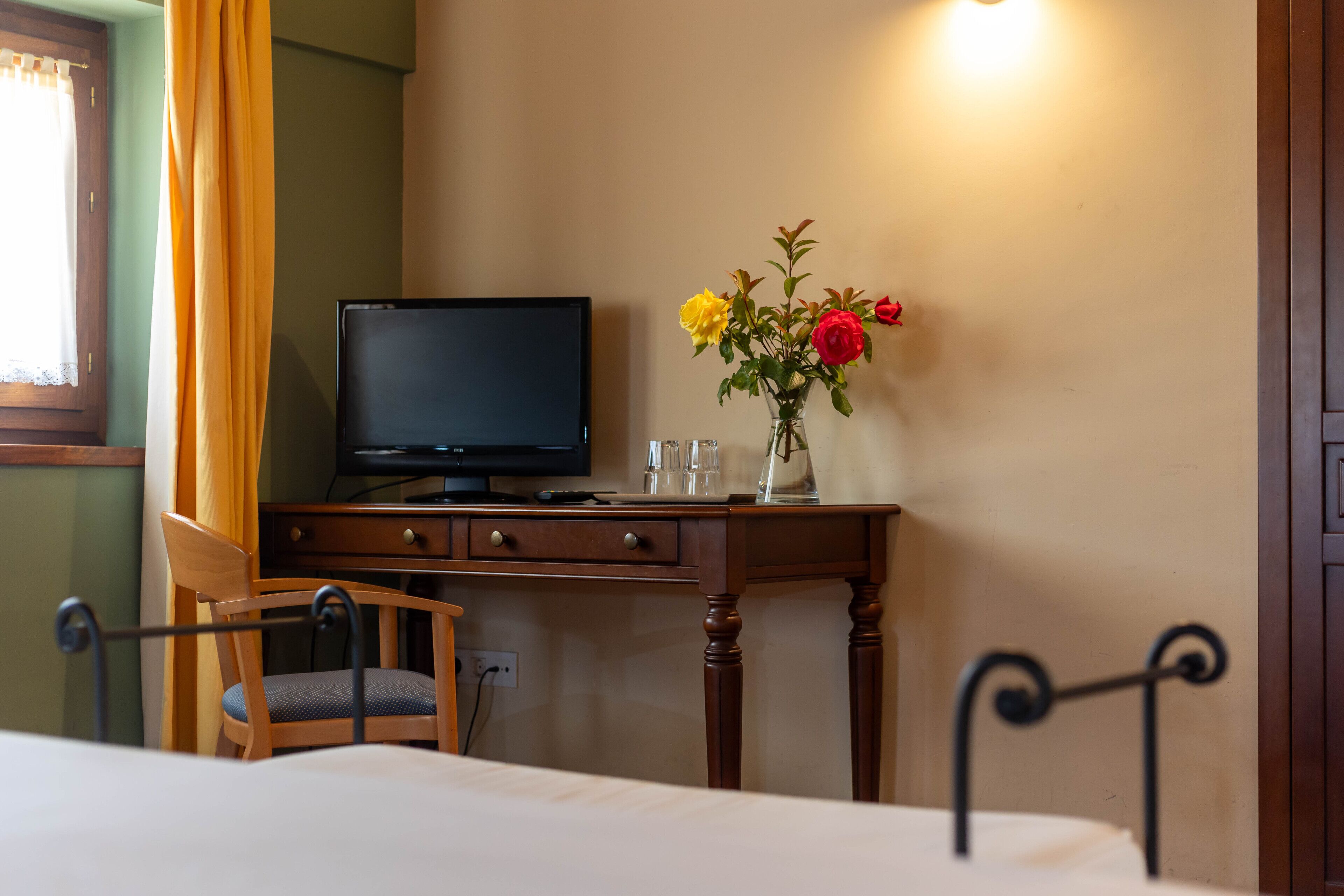 double room | desk, rollaway beds, free wifi, bed sheets