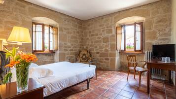 Een bureau, extra bedden, gratis wifi, beddengoed