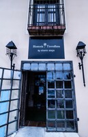 Entrada de un edificio con un cartel que dice "Hosteria / Terrallana by viveire stays".