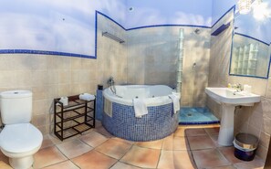 Une salle de bain avec une baignoire, des toilettes et un lavabo.