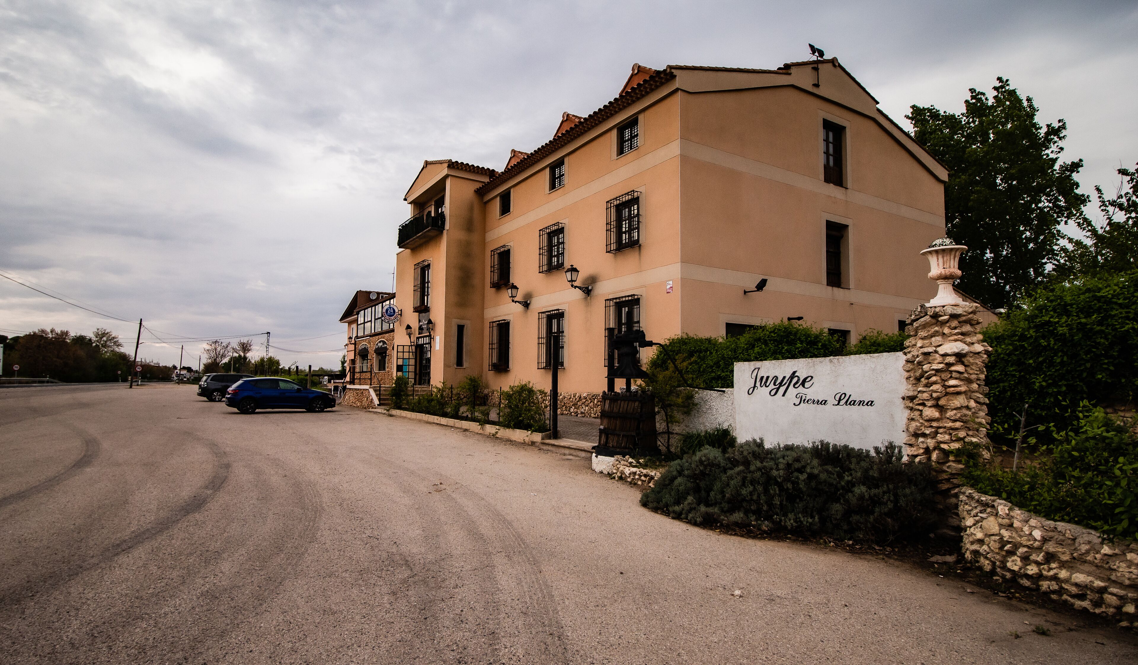 A building with a sign reading "Juype Tierra Llana".