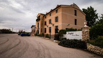 A building with a sign reading "Juype Tierra Llana".