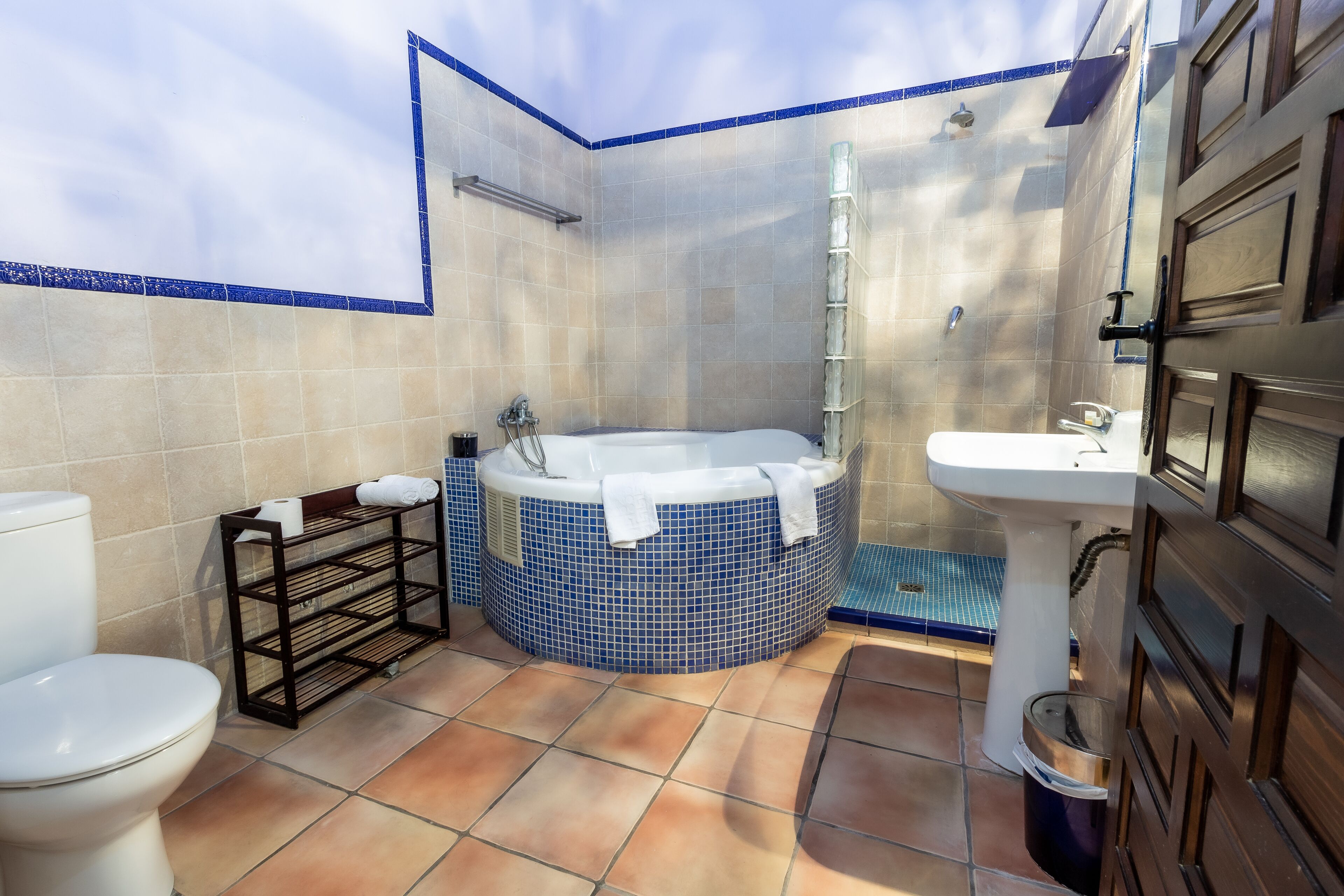 Un baño con inodoro, lavabo, bañera y ducha.