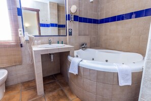 디럭스 스튜디오 스위트 | 욕실 | 무료 세면용품, 헤어드라이어, 타월