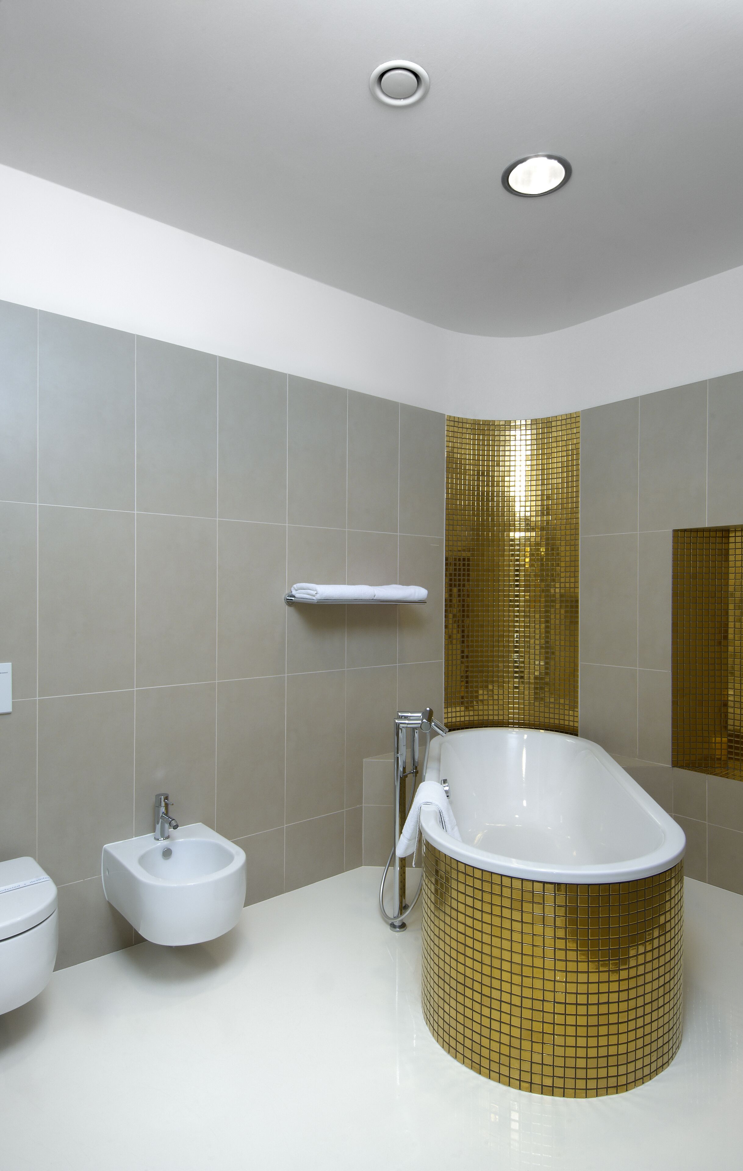 deluxe suite | bathroom | shower, free toiletries, hair dryer, towels