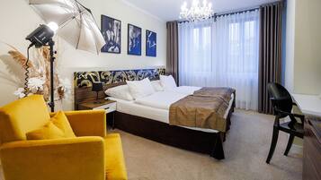 Quarto casal luxo | Frigobar, cofres nos quartos, escrivaninha