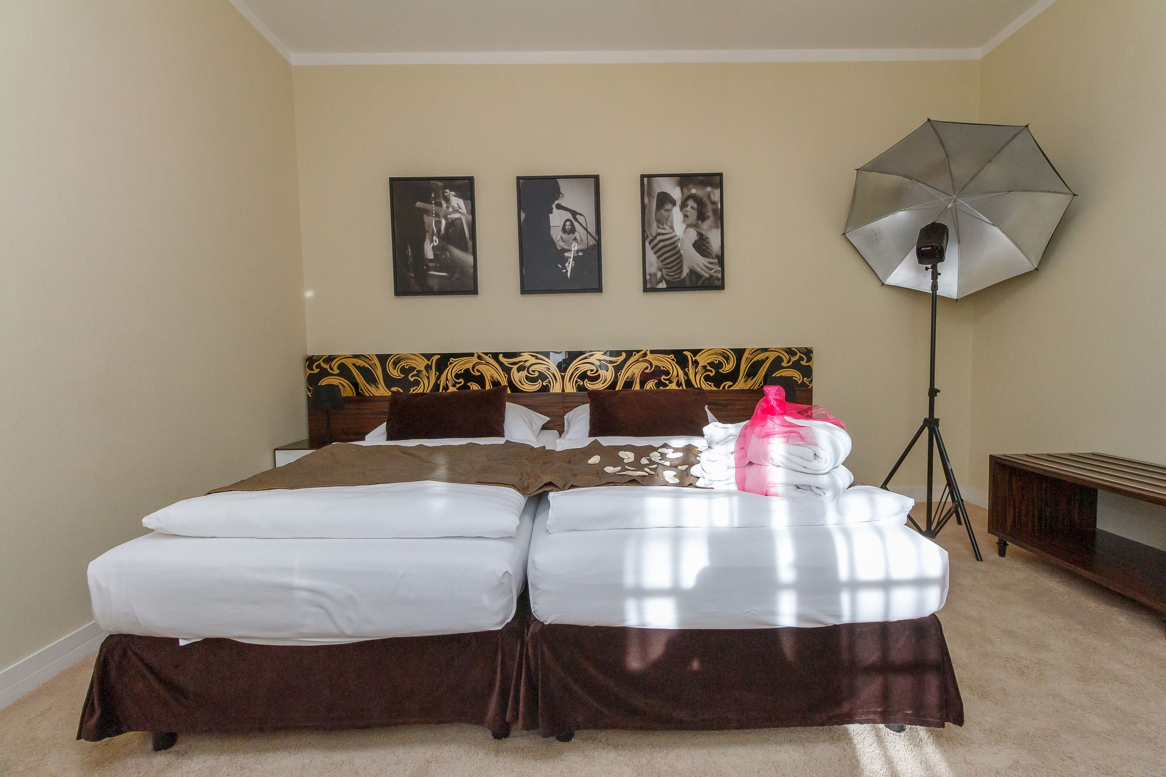 deluxe double room | 1 bedroom, minibar, in-room safe, desk