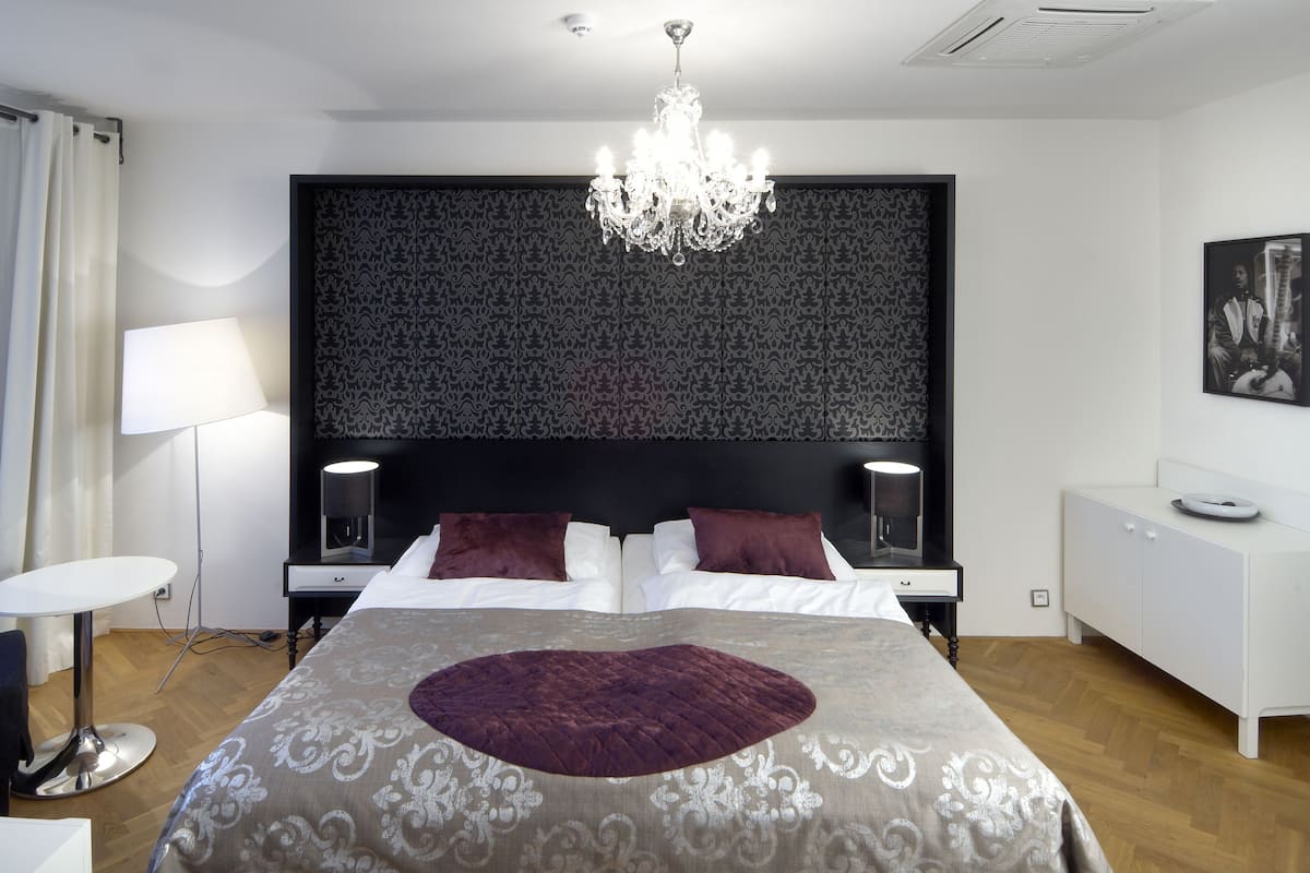 deluxe suite | 1 bedroom, minibar, in-room safe, desk