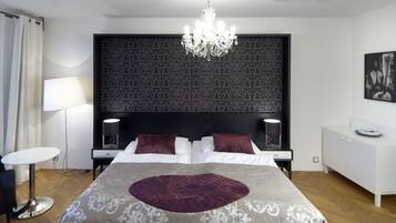 Suite – deluxe | Minibar, safe på rommet, skrivebord og strykejern/-brett