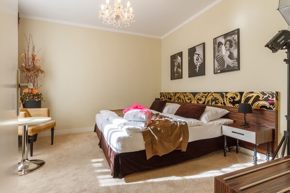 Habitación doble Deluxe | Minibar, caja de seguridad en la habitación y escritorio 