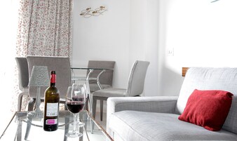 Apartamento (3 Adults & 1 Child) | Sala de estar | TV