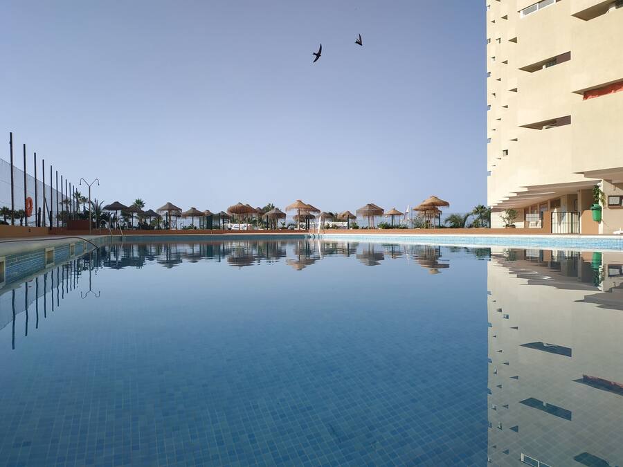 Una piscina al aire libre de temporada